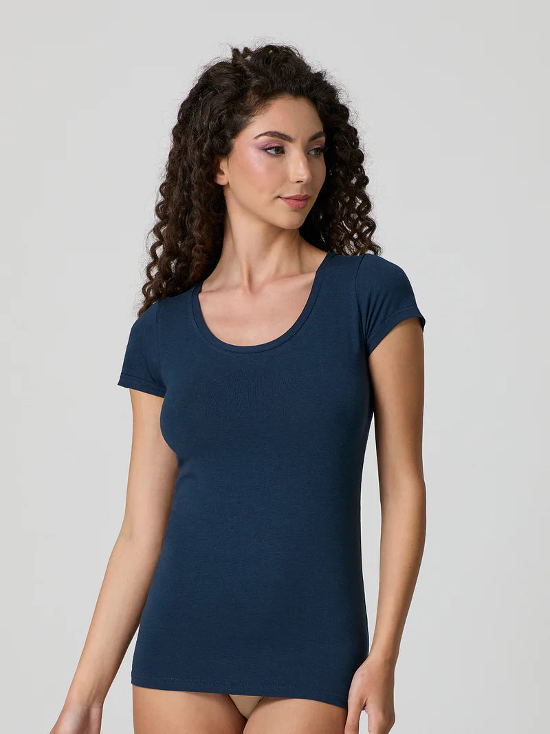 T-shirt Jadea scollo tondo profondo in cotone modal