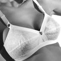Reggiseno incrociato in pizzo con cuciture invisibili